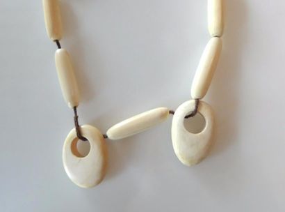 null Catherine NOLL. (1945-1994) COLLIER formé de longues perles d'ivoire, retenant...