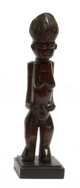 null Belle statuette Lwena, Angola Très belle statuette féminine Lwena. Son allure...