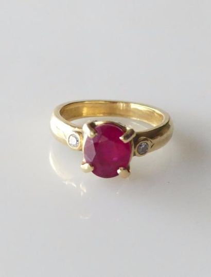 null BAGUE en or jaune, ornée d'un rubis probablement traité ovale facetté entre...