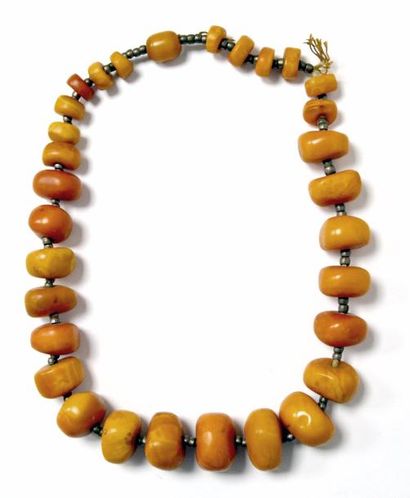 null COLLIER de perles d'ambre jaune en chute. Poids 294 g