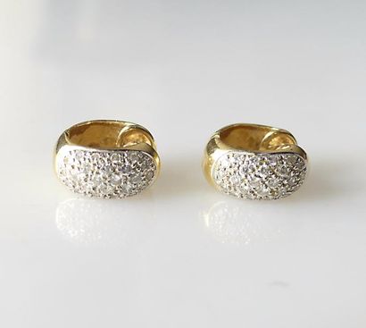 null Paire de BOUCLES d'oreilles en or jaune pavées de diamants sur or blanc. Poids...