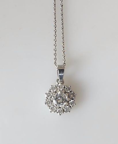 null PENDENTIF en or blanc , serti d'un diamant taille brillant dans un entourage...