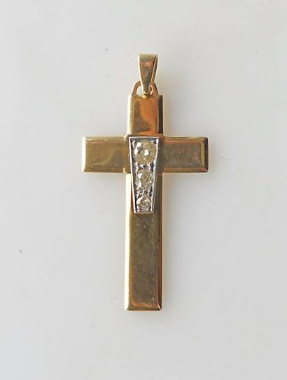 null Belle CROIX en or jaune, sertie sur or blanc de trois diamants taille ancienne...