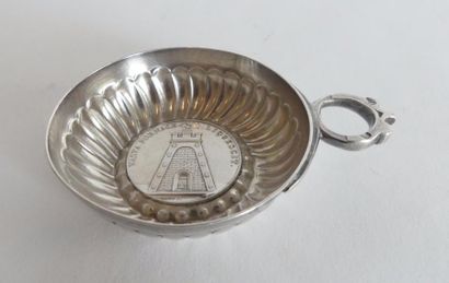 null TASTE VIN en argent à cupules, le fond orné d'une médaille "Compagnie des fonderies...