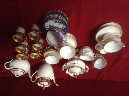 null Ensemble de porcelaines blanches et dorées, et quelques tasses porcelaine de...