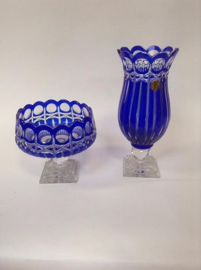 null Les Grands Ducs. Vase et coupe en cristal bleu.