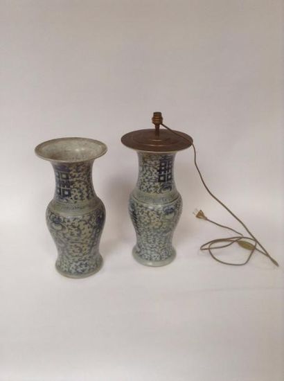 null Paire de vases en porcelaine de Chine blanc bleu, dont un monté en lampe (a...