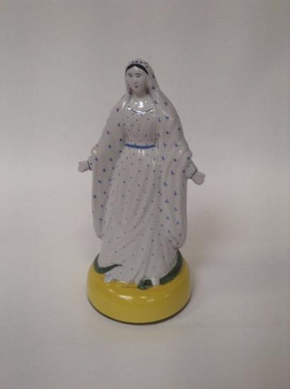 null Sujet en céramique figurant une Vierge au serpent (accidents et restauratio...