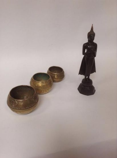 null Trois bols en bronze et un sujet figurant une divinité thaïlandaise.