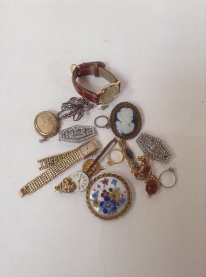 null Lot de bijoux fantaisie comprenant broches, montres dont montre LIP, et div...