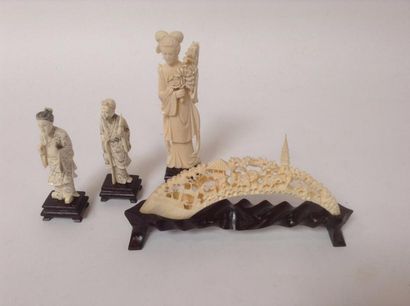 null Quatre objets décoratifs en ivoire vers 1930