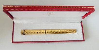 null CARTIER série des Must. STYLO PLUME en métal doré travaillé façon tubogaz, modèle...