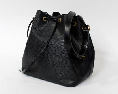 null Louis VUITTON. SAC seau en cuir épi noir (quelques plis d'usage sur une fac...