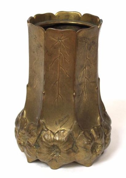 null Léon KANN (1859-1925) POT en bronze doré, à décor végétal, numéroté R. 801,...