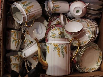 null Lot comprenant de la porcelaine de Limoges, partie de service à café décor mimosa,...