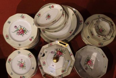 null HAVILAND. SERVICE de vaisselle en porcelaine de Limoges, à décor de bouquets...