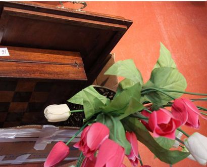 null Lot avec jeu de Jacquet, plateau bois, vase avec tulipes éclairantes. 