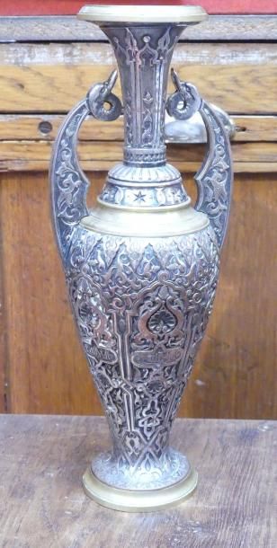 null Vase en bronze et bronze argenté à décor oriental. Porte la marque Oudry déposé...