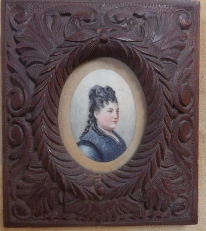 null Miniature sur ivoire, Femme au corsage bleu, joli cadre en bois sculpté. 
