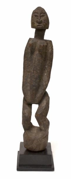 null Statue Dogon de style archaïque à patine croûteuse- République du Mali.