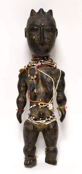 null Statue Attié Anthropomorphe à patine croûteuse avec des colliers de perles polychromes...