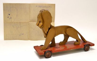 null Lucien VIROT (1909-2003) Lion. Jouet de bois peint à roulettes de marque E.L.V....