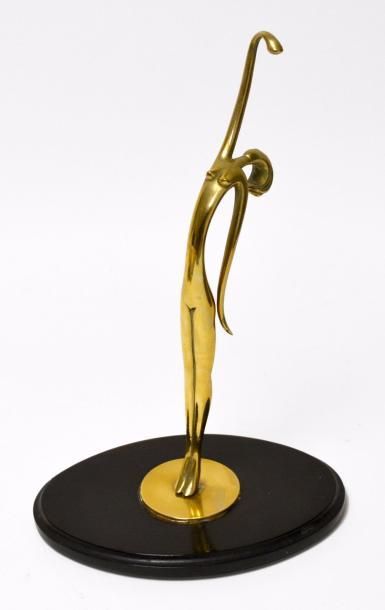 null Franz HAGENAUER (1906-1986) Danseuse nue. Bronze doré. Socle ovale en bois noirci....