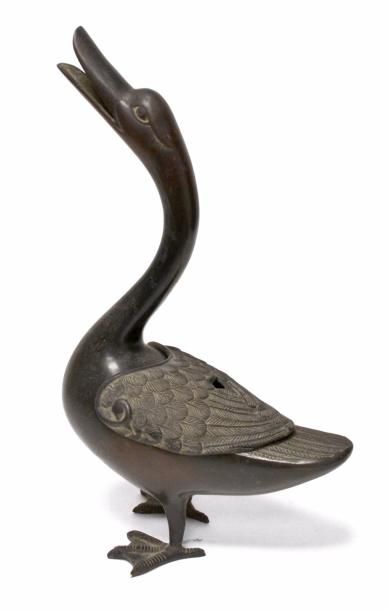 null JAPON. BRULE-PARFUM en bronze à patine brune en forme de canard. Fin XIXe. H....