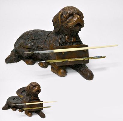 null Bel ENCRIER en bois sculpté, chien assis portant une pancarte à son cou agrémentée...