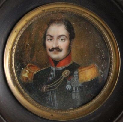 null MINIATURE ronde, portrait de militaire. Début XIXe. D. 5 cm