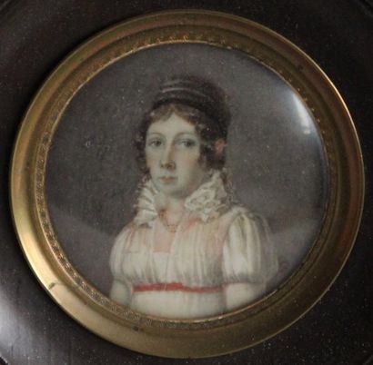 null MINIATURE ronde, portrait de femme. Début XIXe. D. 5,3 cm