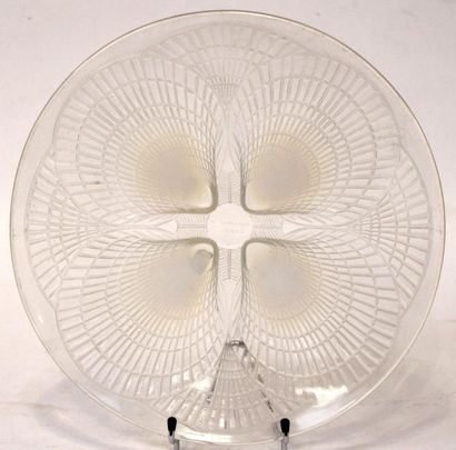 null René LALIQUE (1860-1945) PLAT modèle Coquille n° 2, en verre blanc moulé et...