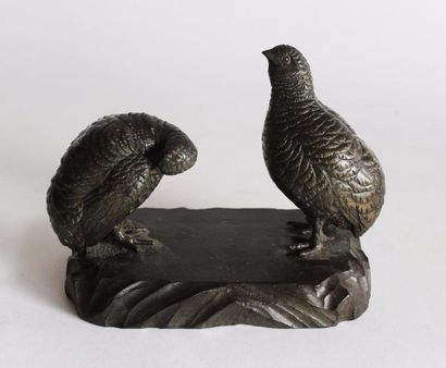 null JAPON. Couple de cailles, bronze à patine brune, repose sur un socle en acajou...