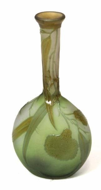 null GALLE. Petit VASE à long col et panse ovoïde, en verre multicouche à décor dégagé...