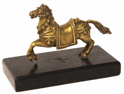 null SUJET en bronze doré, cheval galopant. Socle de marbre noir. (Accident au socle)....