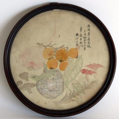 null CHINE. Grenade, kakis et fleurs. Peinture sur soie ronde. (Usures). XIX-XXe....