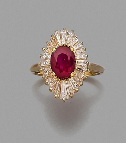 null BAGUE jupe en or jaune, sertie d'un rubis ovale facetté dans un entourage de...