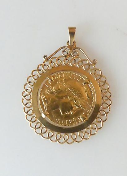 null PENDENTIF en or jaune, la monture ajourée retenant une piece de 20 francs or....