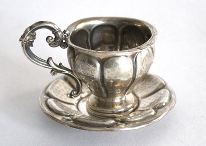 null TASSE et sa SOUS TASSE en argent à larges côtes guillochées de fleurs et semis...