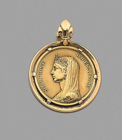 null PENDENTIF en or jaune ornée d'une médaille en or à l'effigie de Joséphine Impératrice...