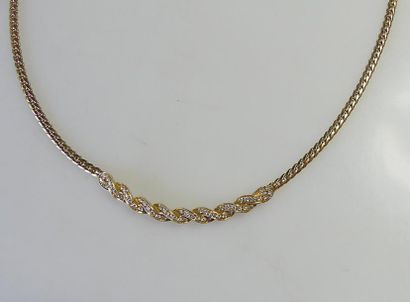 null COLLIER en or jaune maille plate, la partie centrale à motif torsade serti de...