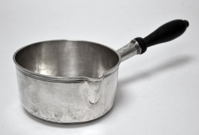 null CASSEROLE en argent et ébène, de forme ronde et plate, le manche latéral en...