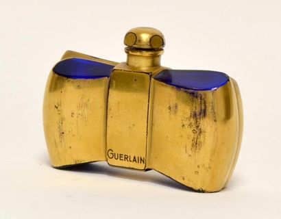 null Guerlain, « Coque d'Or ». créé en 1937. Flacon BACCARAT en cristal bleu et doré...