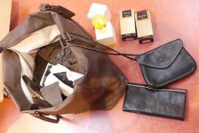 null Lot dont Guerlain eau de cologne, sac et pochette, diverses petites maroqui...