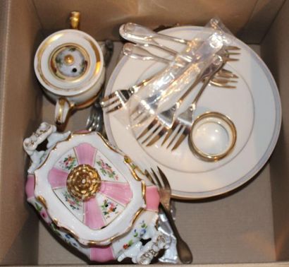 null Lot dont sucrier porcelaine de paris, tisanière, anneaux de serviettes, fourchettes...