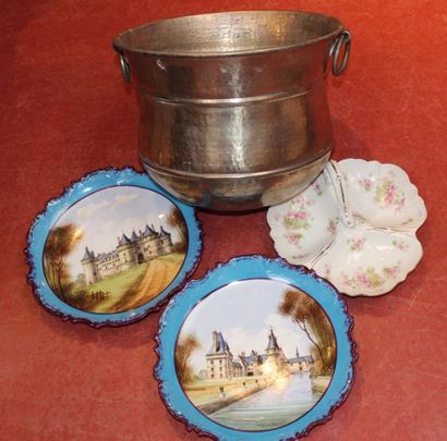 null Paire de PLATS décoratifs en porcelaine à décor de château, un plat hors d'oeuvre...