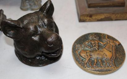 null ENCRIER en bronze figurant une tête d'ours et Max LEVERRIER, une plaque figurant...