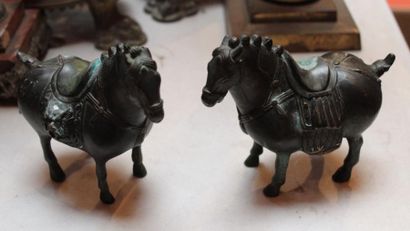 null Paire de CHEVAUX en bronze, travail Extrême-Orient.