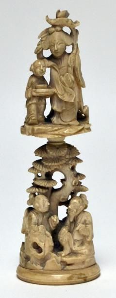 null CHINE -GROUPE en ivoire sculpté, deux sages conversant sous un arbre, surmonté...