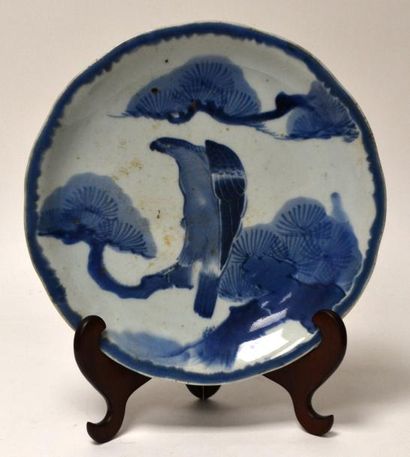 null PLAT en porcelaine à décor bleu et blanc d'un aigle sur une branche. Japon....